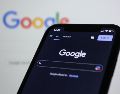 En tus buscadores web se almacenan las paginas que visitas por celular y otros dispositivos que comparten la misma cuenta de Google. UNSPLASH / S. SPEED
