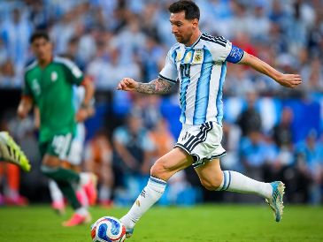 Pese a la gravedad de la plancha de Lionel Messi, el árbitro Szymon Marciniak solo señaló la infracción y el VAR decidió no intervenir. IMAGO7 / A. Hancok