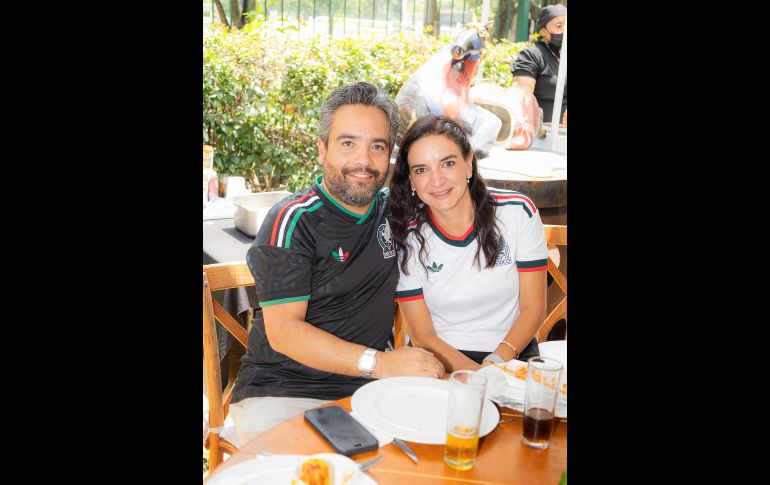 Juan López de Nava y Montserrat Calzada. GENTE BIEN JALISCO / Revista del 19 de junio 2026