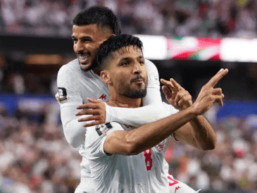 La acción ocurrió tras el segundo gol iraní, anotado por Mohammad Mohebi, quien celebró imitando disparos al aire.  AP/ARCHIVO