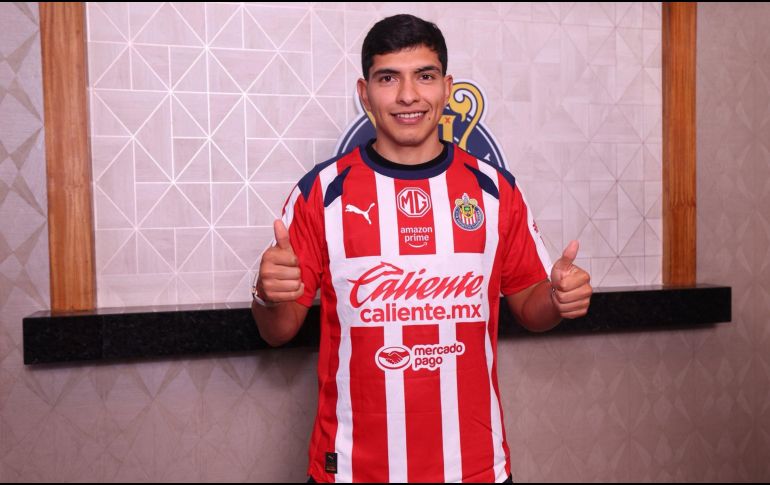 Luego de superar satisfactoriamente las pruebas médicas y físicas, Kevin Castañeda estampó su firma en un contrato que tendría vigencia para los próximos cuatro años. X / @Chivas