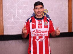Luego de superar satisfactoriamente las pruebas médicas y físicas, Kevin Castañeda estampó su firma en un contrato que tendría vigencia para los próximos cuatro años. X / @Chivas