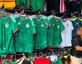 Vendedores aseguran que las camisetas de México, Corea y Portugal son de las más solicitadas previo al encuentro. EL INFORMADOR/J. Velazco