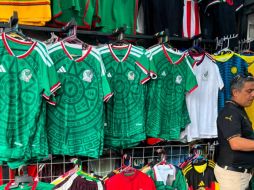 Vendedores aseguran que las camisetas de México, Corea y Portugal son de las más solicitadas previo al encuentro. EL INFORMADOR/J. Velazco