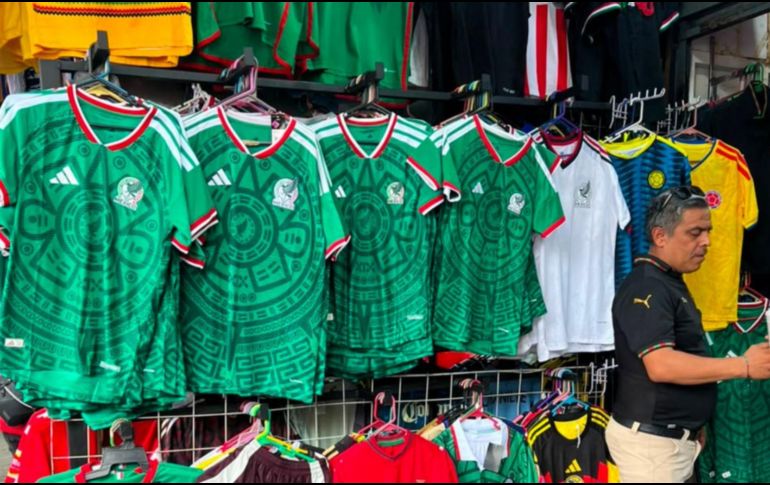 Vendedores aseguran que las camisetas de México, Corea y Portugal son de las más solicitadas previo al encuentro. EL INFORMADOR/J. Velazco