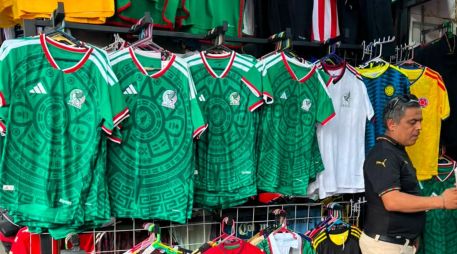 Vendedores aseguran que las camisetas de México, Corea y Portugal son de las más solicitadas previo al encuentro. EL INFORMADOR/J. Velazco