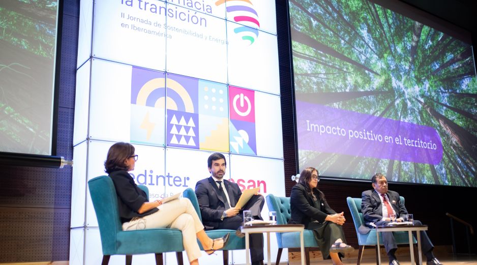 La energía abundante, limpia y asequible de las fuentes renovables nos permite sortear los efectos de la crisis de Oriente Medio. EFE / R. Pajuelo
