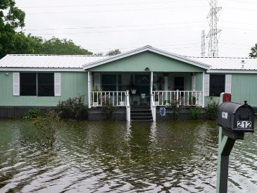 Varias viviendas rodeadas de agua tras el paso de la tormenta tropical "Arthur" en la zona rural del condado Brazoria, Texas. AP/B.Coomer