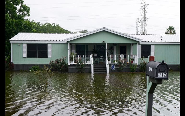 Varias viviendas rodeadas de agua tras el paso de la tormenta tropical 