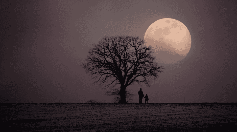 La Luna de Fresa es un recordatorio de cómo la observación del cielo ha acompañado a la humanidad durante miles de años. CANVA