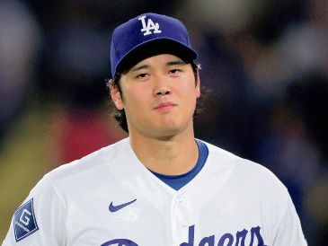 Shohei Ohtani permitió cuatro carreras en una difícil quinta entrada, pero terminó celebrando la victoria gracias a la reacción de sus compañeros. AFP