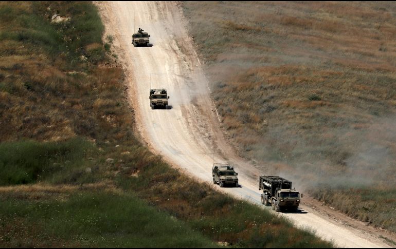 Vehículos militares israelíes realizan maniobras en el lado libanés de la frontera, vistos desde la Alta Galilea, en el norte de Israel, el 18 de junio de 2026. EFE/A. SAFADI