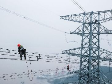 El WEF dijo que la investigación apunta a una "creciente desconexión" entre la inversión y la transición, que disminuyó por primera vez en más de una década. XINHUA/ARCHIVO