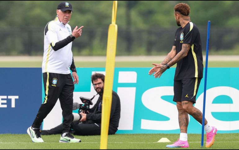 Carlo Ancelotti y Neymar durante un entrenamiento el pasado miércoles en el centro de entrenamiento Columbia Park, como parte del Mundial de la FIFA 2026 en Morristown, New Jersey. EFE/ S. Moreira