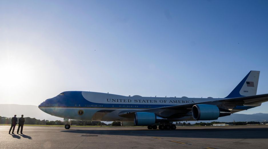 Trump defiende el uso del avión catarí al considerar que permitirá ahorrar recursos, mientras sus críticos cuestionan la donación de la familia real. EFE/ARCHIVO