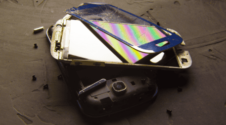 Seguir las recomendaciones de los fabricantes y cuidar las condiciones de uso del dispositivo no solo reduce el riesgo de un incidente, sino que también contribuye a prolongar la vida útil del teléfono y mantener un funcionamiento seguro en el día a día. CANVA