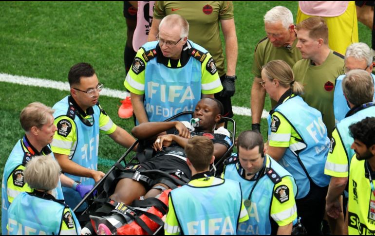 ismael Kone sufre fractura en pleno juego. AFP/ E. CHINN.