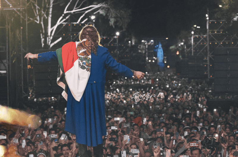 En uno de los momentos más emotivos, el cantante abrazó la bandera de México / Foto: Cortesía &nbsp;@oneway_pr