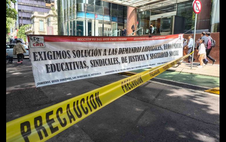 Maestros pertenecientes al CNTE toman las instalaciones de Reforma 265, dónde se encuentran oficinas de Afore Metlife. SUN/L. Camacho
