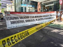 Maestros pertenecientes al CNTE toman las instalaciones de Reforma 265, dónde se encuentran oficinas de Afore Metlife. SUN/L. Camacho