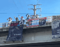 Colectivo "Guerreros Buscadores de Jalisco" realizó una intervención este jueves en distintos puentes de la ciudad. ESPECIAL