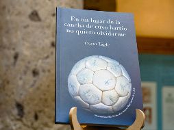 “En un lugar de la cancha de cuyo barrio no quiero olvidarme” de Óscar Tagle es el primer libro coeditado en Cultura Guadalajara. CORTESÍA