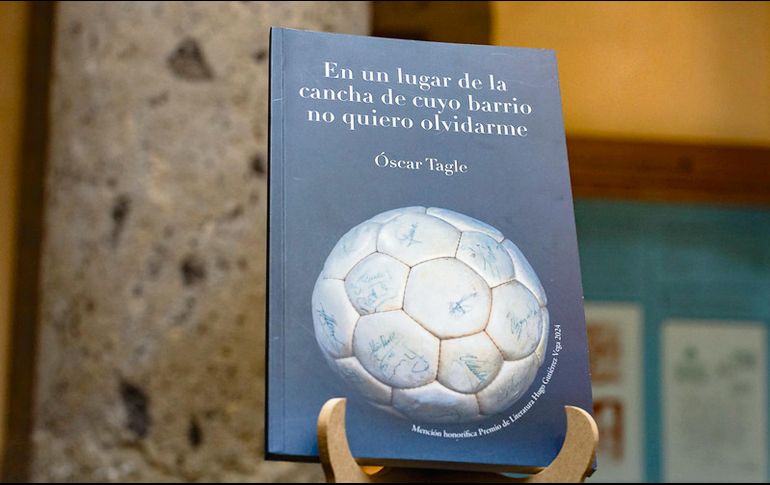 “En un lugar de la cancha de cuyo barrio no quiero olvidarme” de Óscar Tagle es el primer libro coeditado en Cultura Guadalajara. CORTESÍA
