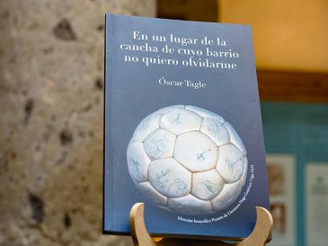 “En un lugar de la cancha de cuyo barrio no quiero olvidarme” de Óscar Tagle es el primer libro coeditado en Cultura Guadalajara. CORTESÍA