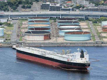 La reapertura del Estrecho de Ormuz y la expectativa de más crudo iraní impulsan una caída histórica del petróleo y alivian presiones inflacionarias. AFP