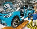 Producción automotriz. Una de las industrias con mayor integración entre los tres países gracias al T-MEC y que se ha visto bajo presión ante la imposición de aranceles de EU. EFE