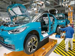 Producción automotriz. Una de las industrias con mayor integración entre los tres países gracias al T-MEC y que se ha visto bajo presión ante la imposición de aranceles de EU. EFE