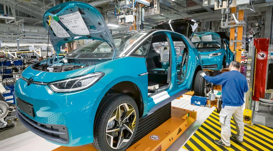 Producción automotriz. Una de las industrias con mayor integración entre los tres países gracias al T-MEC y que se ha visto bajo presión ante la imposición de aranceles de EU. EFE