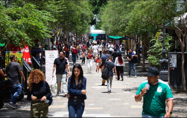 Aficionados y turistas le dan vida al Centro Historico de Guadalajara, beneficiando a comerciantes y restauranteros. EL INFORMADOR/J. Acosta