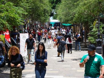 Aficionados y turistas le dan vida al Centro Historico de Guadalajara, beneficiando a comerciantes y restauranteros. EL INFORMADOR/J. Acosta