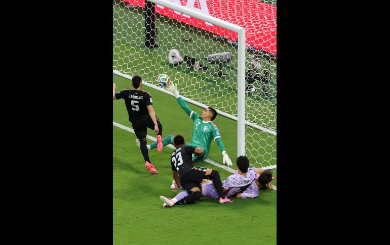 Esta vez, a Kim Seung-gyu se le escapó el balón de las manos, tras estrellarse con su central Lee Gi-hyuk, y Luis Romo (50') solamente lo empujó hacia la red, para anotar su primer gol en la Copa del Mundo y hacer estallar al estadio. EFE