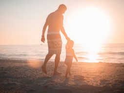 Los datos revelaron que los padres que se toman varios meses de baja parental tienen menos riesgo de desarrollar síntomas depresivos durante los primeros años de vida de sus hijos. Unsplash