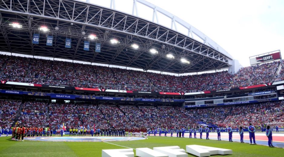 Los equipos escuchan los himnos nacionales antes del inicio del partido de la fase de grupos de la Copa Mundial de la FIFA 2026 entre Bélgica y Egipto, en Seattle, EU, el 15 de junio de 2026. EFE/S. BRASHEAR