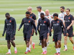 Los jugadores de la selección nacional de Países Bajos entrenan este jueves, en Kansas  para preparar el partido del Grupo F del Mundial 2026 que disputaran ante Suecia el próximo sábado. EFE/ J. RONCORONI