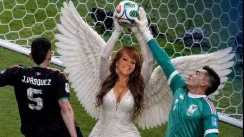 Jenni Rivera vestida de ángel también estuvo presente en el partido. X&nbsp;