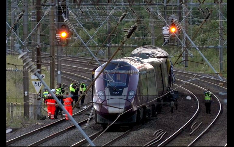 El personal de emergencia trabaja en un tren en las vías a las afueras de Bedford, Inglaterra, después del choque. AP/J. Lashmar