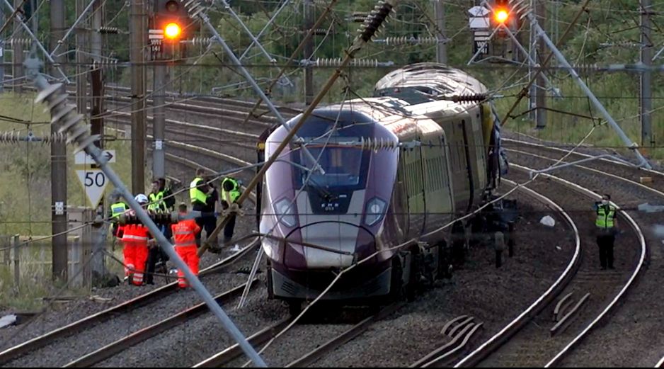 El personal de emergencia trabaja en un tren en las vías a las afueras de Bedford, Inglaterra, después del choque. AP/J. Lashmar