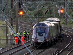 El personal de emergencia trabaja en un tren en las vías a las afueras de Bedford, Inglaterra, después del choque. AP/J. Lashmar