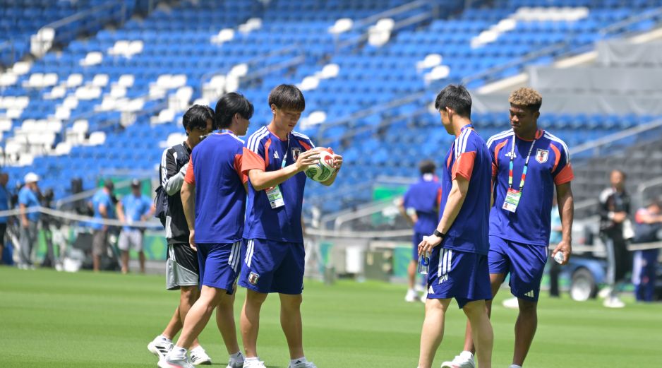 Los integrantes de la selección japonesa de futbol inspeccionan el terreno de juego del estadio de Monterrey, este viernes. EFE/M. Sierra