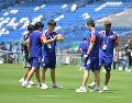 Los integrantes de la selección japonesa de futbol inspeccionan el terreno de juego del estadio de Monterrey, este viernes. EFE/M. Sierra