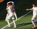El marroquí Ismael Saibari (11) es felicitado por sus compañeros después de anotar el primer gol de su equipo ante Escocia. AP/M. Stockwell