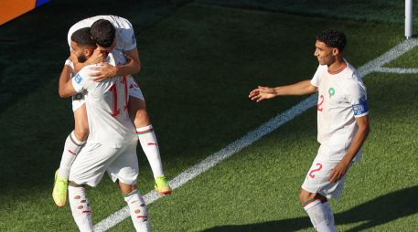 El marroquí Ismael Saibari (11) es felicitado por sus compañeros después de anotar el primer gol de su equipo ante Escocia. AP/M. Stockwell