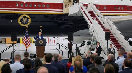 El presidente de Estados Unidos, Donald Trump, habla tras recorrer el nuevo avión presidencial Air Force One en la Base Conjunta Andrews, en Maryland. AP/M. Balce