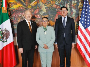 Rosa Icela Rodríguez, Roberto Velasco y el embajador Ronald Johnson durante el encuentro bilateral. X/ @SRE_mx