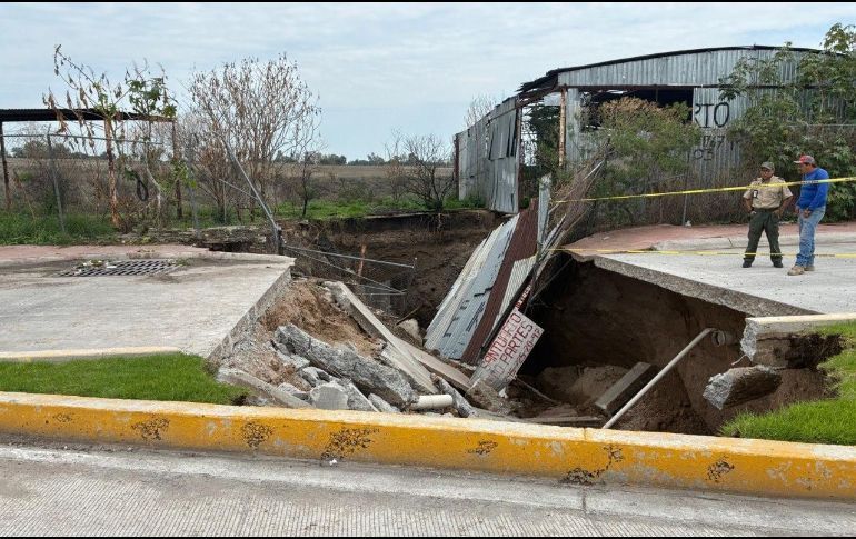 Socavón formado tras las fuertes lluvias de las últimas horas en Jalisco. ESPECIAL / Protección Civil Jalisco