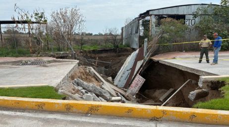 Socavón formado tras las fuertes lluvias de las últimas horas en Jalisco. ESPECIAL / Protección Civil Jalisco